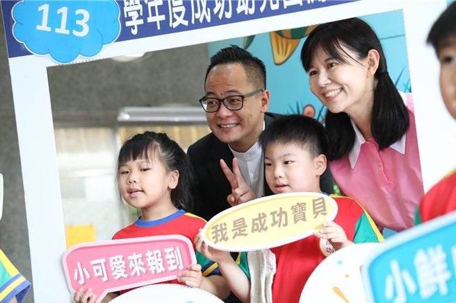 基隆市成功國小教師與校長今日以「多啦A夢」為主題迎接小一新鮮人入學，基隆市議長童子瑋（左二）也與小朋友同樂。（童子瑋辦公室提供／徐佑昇基隆傳真）