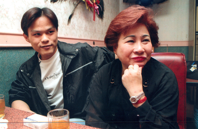 2001年，18岁的小郑(郑玉辉)和49岁的莉莉(赵绣花)相恋，震惊当时社会。（图／中时资料照）