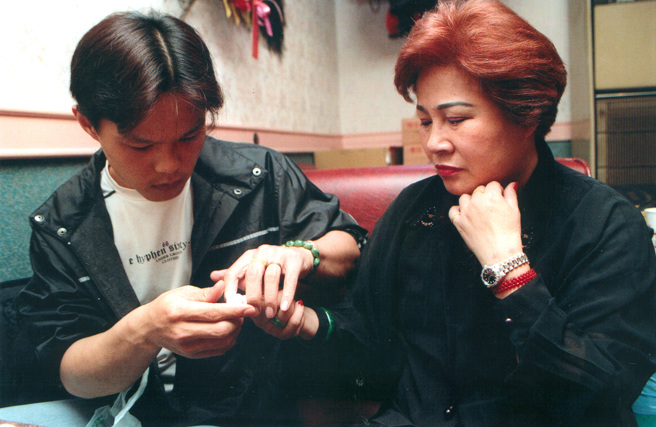 当时小郑(郑玉辉)的体贴掳获莉莉(赵绣花)的心。（图／中时资料照）
