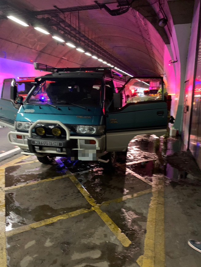 今(30)日國5不平靜，晚間8時許雪山隧道發生一起廂型車冒煙狀況。（圖／警方提供）