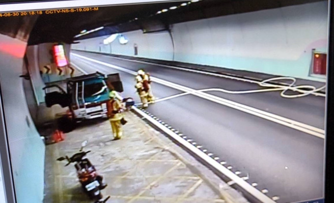 今(30)日國5不平靜，晚間8時許雪山隧道發生一起廂型車冒煙狀況。（圖／警方提供）