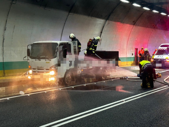 今(30)日國5不平靜，下午2時許彭山隧道發生一起小貨車後斗不明原因起火。（圖／警方提供）