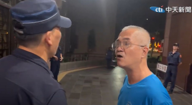 一名身穿蓝色上衣的男子激动呼喊：「等馆长来，看多少小草来。」（翻摄中天新闻）