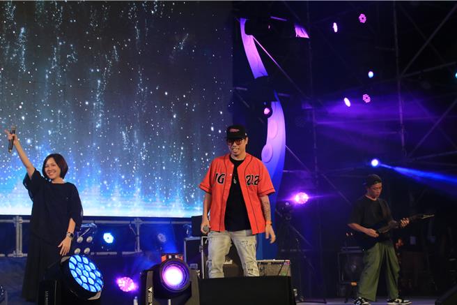 「2024澎湖追风音乐灯光节」30日晚间在马公观音亭登场，澎湖本地的「二楼Second Floor」乐团，做开场前的演出。（许逸民摄）