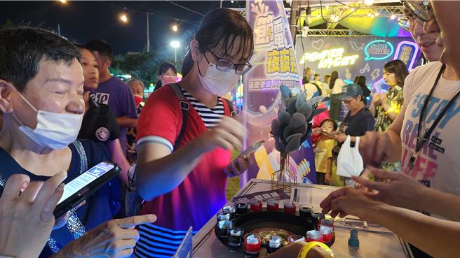 「2024澎湖追风音乐灯光节」30日晚间在马公观音亭登场，台电也首度搭顺风车凑热闹，把飞镖机、DJ台和酒吧布景都搬到海边，打造「超Chill」夜店风来宣导节电活动。（许逸民摄）