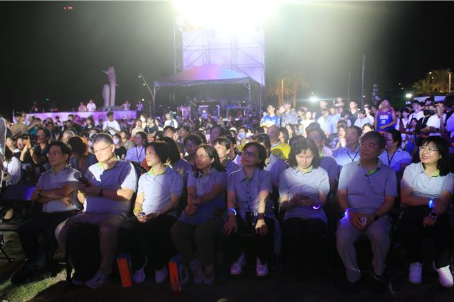 「2024澎湖追风音乐灯光节」30日晚间在马公观音亭登场，台电多名高层在副总经理陈铭树（左一）领军下也跨海来贵宾席刷一排听歌。（许逸民摄）