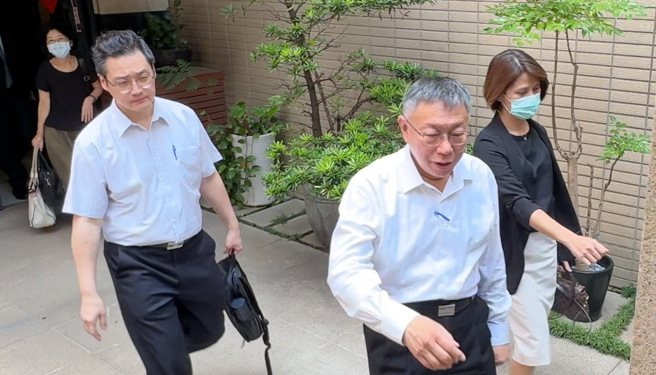 检廉30日搜索民眾党主席柯文哲住处，近中午时，柯文哲（右二）与夫人陈佩琪（左后一）及主任检察官江贞谕（右一）、检调人员步出大楼。（姚志平摄）