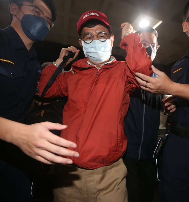 檢廉為查明民眾黨主席柯文哲在台北市長任內放寬京華城容積率是否有違背法令，涉及圖利罪，30日以被告身份約談前台北市副市長彭振聲（見圖），隨後移往北檢複訊。（趙雙傑攝）