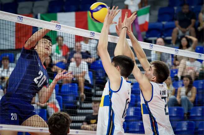 中华队刘冠朋(左)的杀球遭到两名义大利球员封阻。(取自FIVB官网)