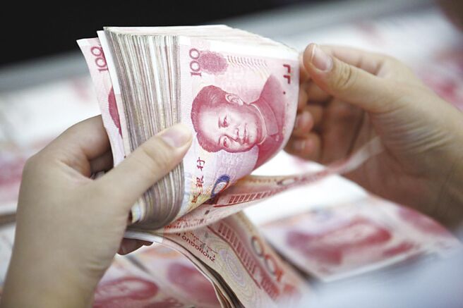 人民币离岸价（CNH）兑美元于北京时间31日清晨4时59分报7.0900，较29日纽约尾盘涨43点，盘中整体于7.0978～7.0710元区间，日内创2023年6月2日以来新高，8月份累计上涨1,366点。图／美联社