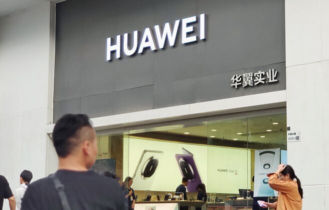 陆媒估算，上半年华为净利年增18.17％至551.1亿元，首次突破500亿元大关。图／吴泓勋