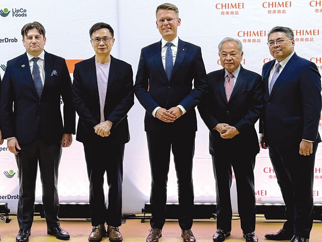 奇美食品進軍歐洲，於波蘭羅茲設廠，SuperDrob董事長Cesar Lipka（左起）、貿協董事長黃志芳、波蘭羅茲市副市長Adam Wieczorek、奇美食品董事長宋光夫、總經理宋宗龍等一同見證。圖／貿協提供