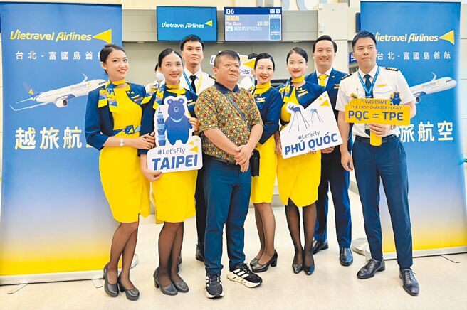 越旅航空臺湾总代理喜满客旅游总经理陈锦畅（图左三）指出，富国岛不仅有美丽的沙滩海星群、国际水舞秀表演、野生动物园，还有臺越的故事，值得亲自一探究竟。图／业者提供