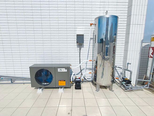 天晴能源为客户安装空气能热水器现场。图／业者提供