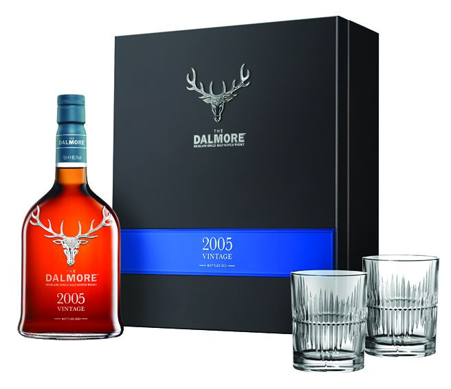 「大摩典藏珍稀年代Vintage 2005单一麦芽威士忌」酒精浓度49.3％，建议售价：15,800元（奢藏木盒内附赠Riedel威士忌对杯）。图／业者提供