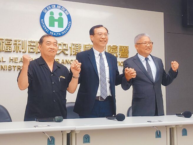 药师公会全联会理事长黄金舜（右起）、健保署长石崇良、药剂生公会全联会理事长苏仁鑑共同说明「诊所药师调剂费」协商结论。（王家瑜摄）