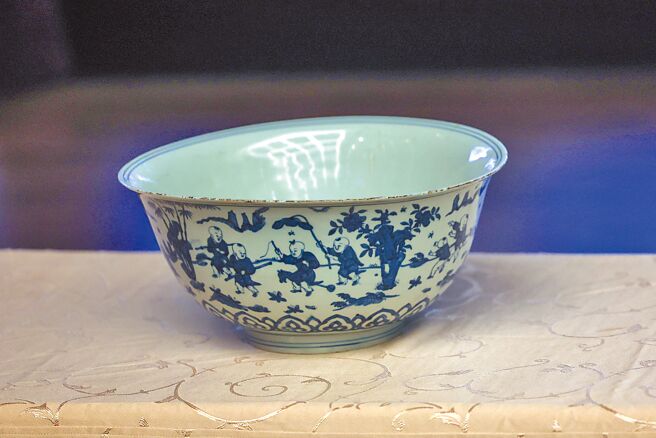 國立故宮博物院29日舉行外交部文物捐贈儀式。圖為〈明嘉靖青花嬰戲圖碗〉。（鄧博仁攝）