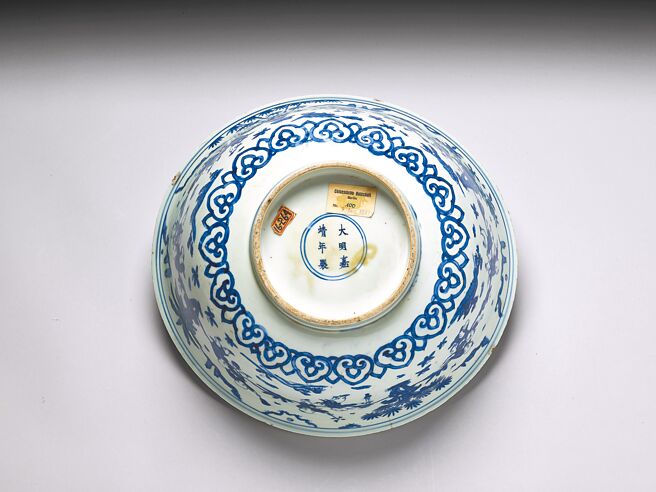 〈明嘉靖青花嬰戲圖碗〉底部的德文標籤，見證邦交歷史。（國立故宮博物院提供／李怡芸台北傳真）