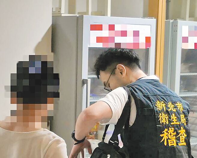 食藥署7月12日明確定義「雲端廚房」，新北市統計至8月1日共計列管64家雲端廚房。圖為衛生局稽查雲端廚房衛生環境。（新北市衛生局提供／陳慰慈新北傳真）