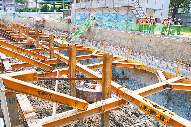 新北市永和區永平國小停車場工區地下掩埋多年的垃圾廢棄物，施工團隊如期在暑假結束前完成清運。（新北市交通局提供／高鈞麟新北傳真）