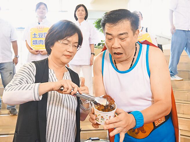 彰化縣長王惠美（左）與扮成「爌世英雄」的藝人白雲（右）一起為「2024彰化爌肉飯節」宣傳。（孫英哲攝）