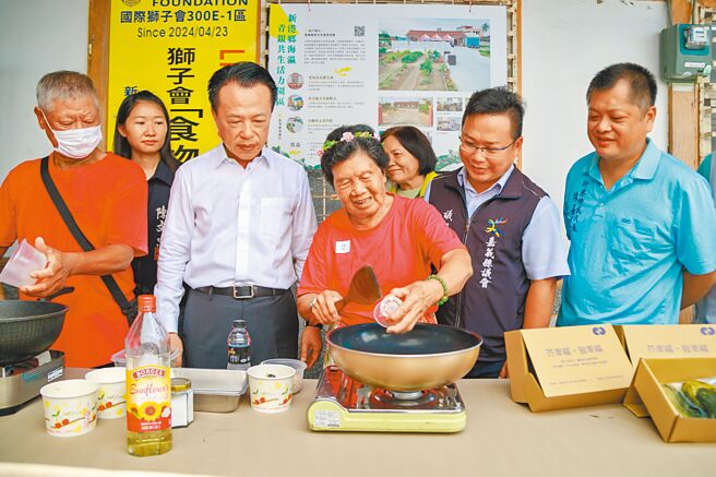 嘉義縣長翁章梁（前排左二）29日前往老宅關心長輩，品嘗長輩手作芥菜盒子，並盼此據點成為全縣典範。（呂妍庭攝）