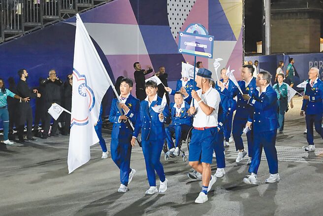巴黎帕拉林运动会昨日开幕，中华代表团由桌球新星陈柏谚、田径标枪女将刘雅婷担任男、女掌旗官。（体育署提供）