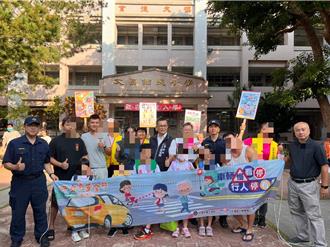 大甲警贈學童媽祖特色哨子鑰匙圈　傳授學童自我保護4大招
