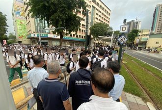 開學日高雄輕軌人潮「塞到馬路上」 學生苦問：誰說沒人搭？