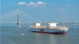 陆打造世界最大货柜船 东方葡萄牙轮出江试航