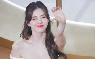 韓韶禧泰國「下跪」簽名超寵粉　曬比基尼辣照肌膚白得發光