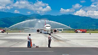 外籍航空首訪 台東機場噴水禮迎賓