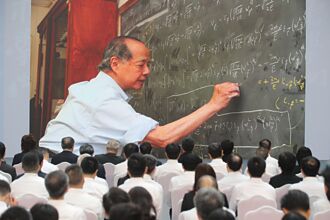 首位華人諾貝爾獎 李政道育才無數