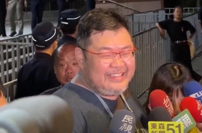 网红四叉猫晚间现身北检，对柯文哲喊「阿北加油」，并说要见证歷史的一刻。（图／翻摄自中天新闻）