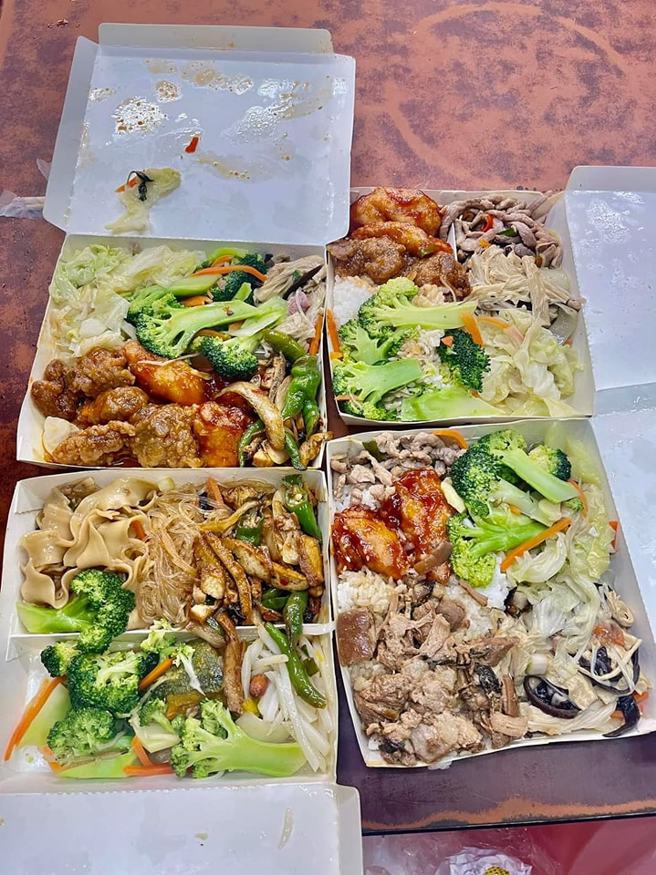 女网友在台南便当店买了4个便当，被收270元，老板还向她道歉说菜价贵，她直呼该说不好意思的是自己。(图／爆废公社)