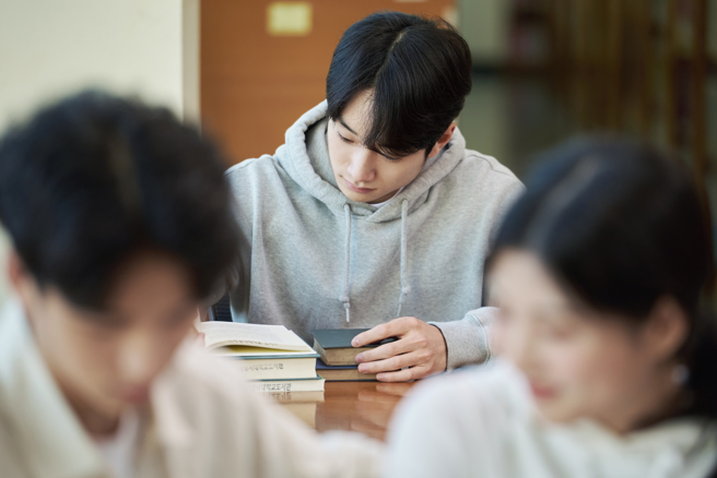 南韓央行的研究報告顯示，頂尖大學錄取率的差距，主要取決於社會經濟背景，而非學生的潛力。（示意圖：shutterstock/達志）