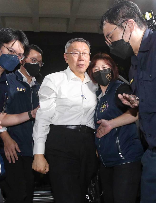 检廉侦办京华城案，民眾党主席、前台北市长柯文哲（中）31日移送台北地检署复讯。（赵双杰摄）