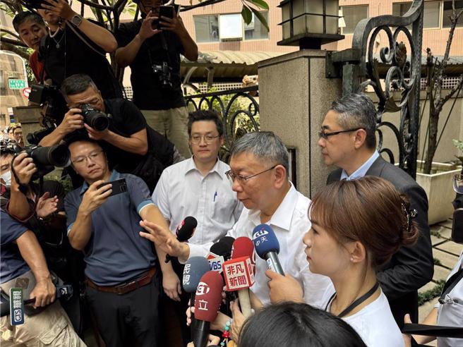 民眾党主席柯文哲住处遭检廉搜索，30日他步出家门，并上车前往廉政署。（资料照，李奇叡摄）