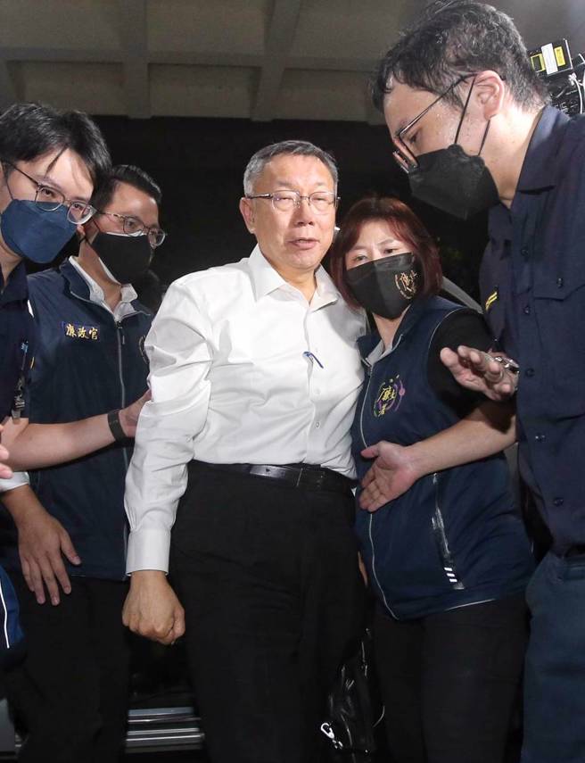 检廉侦办京华城案，前台北市长、民眾党主席柯文哲（中）31日移送台北地检署复讯。（赵双杰摄）