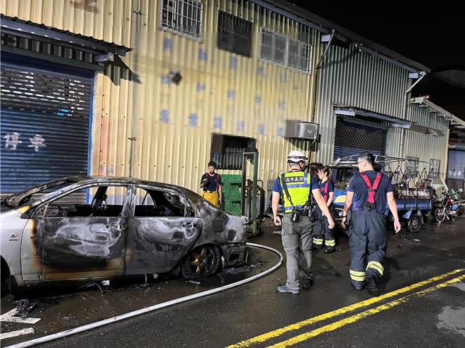 高雄市鼓山区青云街30日深夜发生纵火案，2部汽车被烧毁，刘姓男子为争前岳父遗产，愤而纵火后轻生。（警方提供／郭良杰高雄传真）