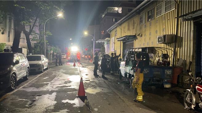 高雄市鼓山区青云街30日深夜发生纵火案，2部汽车被烧毁，刘姓男子为争前岳父遗产，愤而纵火后轻生。（警方提供／郭良杰高雄传真）