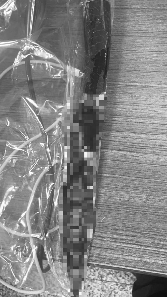 警方查获刘男疑似轻生的刀子。（警方提供／郭良杰高雄传真）