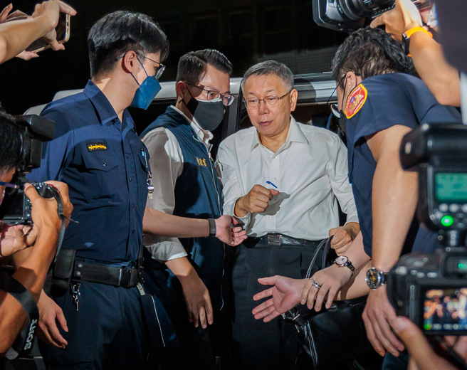 柯文哲（中）31日移送台北地检署复讯。（资料照／郭吉铨摄）