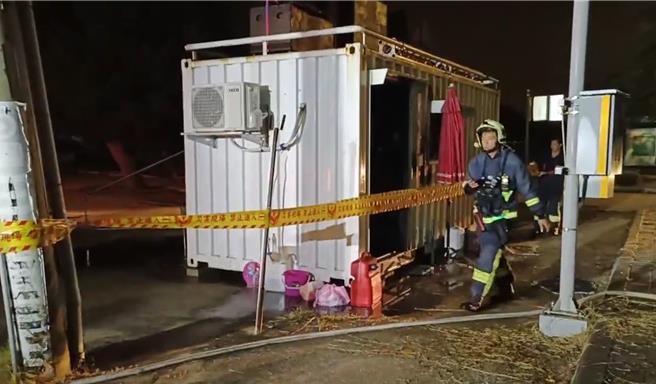 金門縣金湖國中前空地一只貨櫃昨深夜突起火悶燒並冒出陣陣白煙，路過民眾發現後立即報警處理，消防局緊急派員趕往救援。(圖／民眾提供)