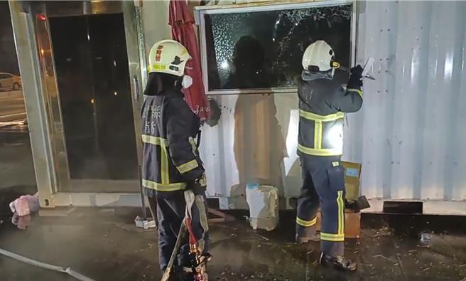 警消到場後立即布署一水線針對櫃體先進行灑水降溫，但因貨櫃鐵門已被上鎖無法入內灌救，只能找來里長與員警到場後破窗進行內部滅火動作，幸無人受傷。(圖／民眾提供)