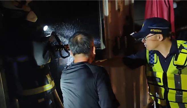 業主擔憂昂貴的設備恐付之一炬業主心疼不已，一度想衝進仍在悶燒中的貨櫃搶救些設備，不過立即遭消防人員及員警制止。(圖／民眾提供)