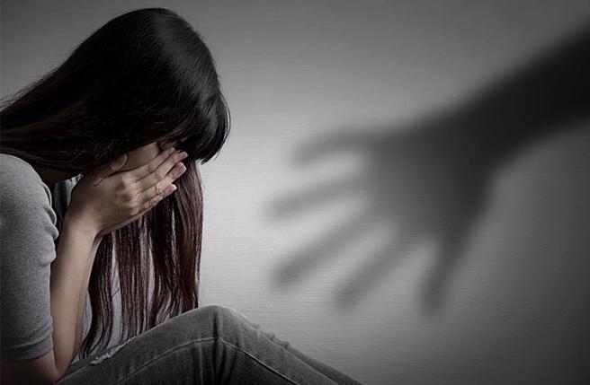 大学讲师喇舌吻胸女助理，她控「都老人味很噁心」，认罪和解换缓刑。(图:Shutterstock／达志）