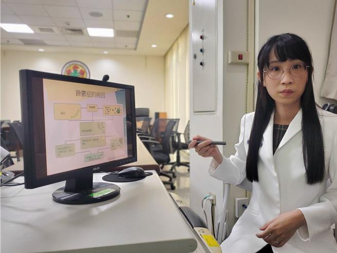 成大斗六分院精神科醫師李佳寧解釋「雙相情緒障礙症」，建議家屬或親友也最好對這方有概念，當他們的後盾。（周麗蘭攝）