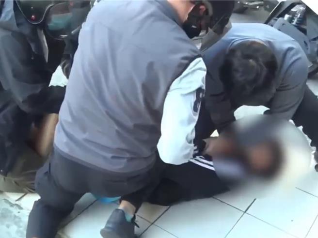 台中市黄姓药脚去年底配合警方，与22岁陈姓药头「假面交」钓出对方，双方交易之际，埋伏警方一拥而上将陈逮获，陈一度挣扎「不从」高喊着「打给律师」。（民眾提供／潘虹恩台中传真）