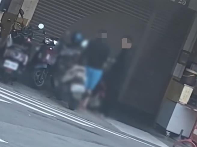 台中市黄姓药脚（右）去年底配合警方，与22岁陈姓药头（左）「假面交」钓出对方，双方交易之际，埋伏警方一拥而上将陈逮获，陈一度挣扎「不从」高喊着「打给律师」。（民眾提供／潘虹恩台中传真）